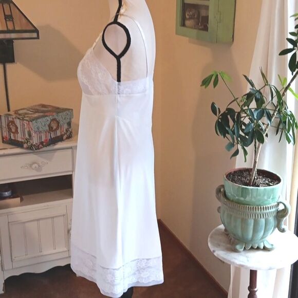 Vanity Fair Cream Intimate Slip With Lace Trim. Vintage. Lace. - Picture 5 of 11
